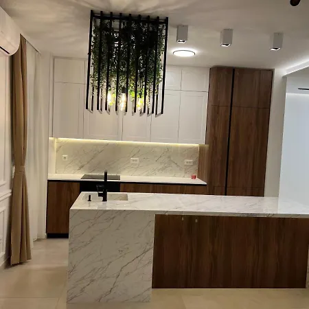 Luxury 2 Bedroom Near The Split *