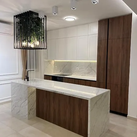 Luxury 2 Bedroom Near The Split *