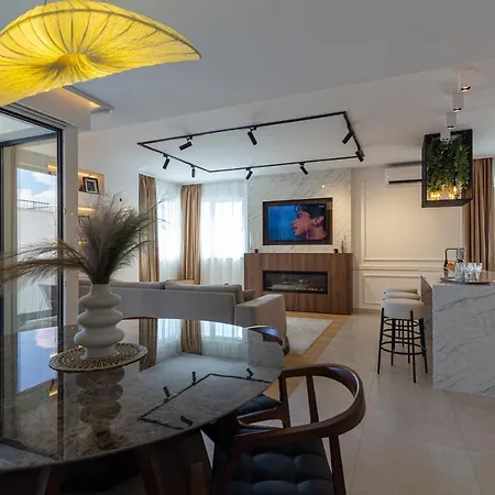 Luxury 2 Bedroom Near The Split *