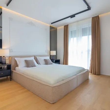 Luxury 2 Bedroom Near The Split *