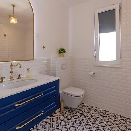 Luxury 2 Bedroom Near The Split *