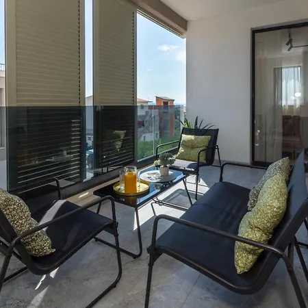 Luxury 2 Bedroom Near The Split Apartamento *