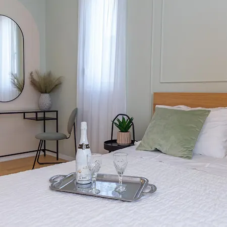 Luxury 2 Bedroom Near The Split *